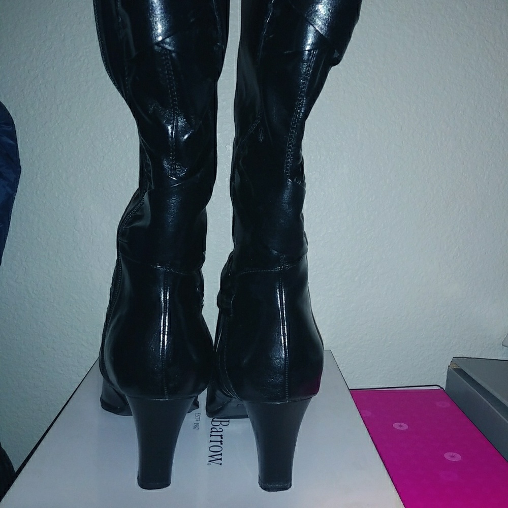 Women zip up boots 3 inch heel like new in very good